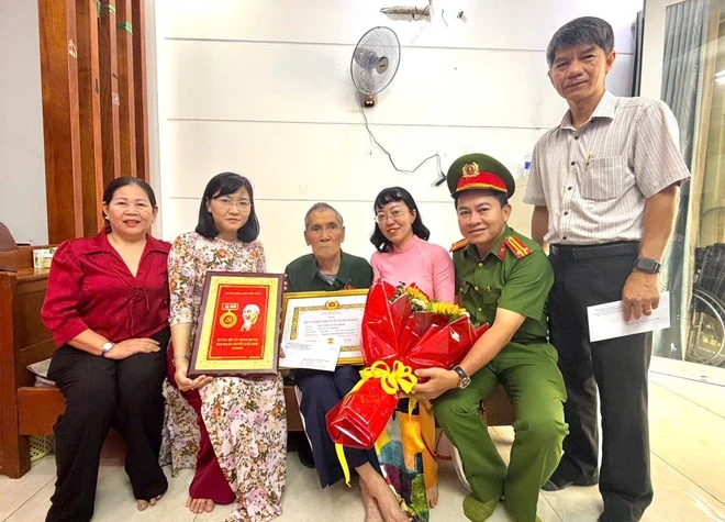 TPHCM: 31 đảng viên xã Bình Hưng nhận Huy hiệu Đảng TPHCM: 31 đảng viên xã Bình Hưng nhận Huy hiệu Đảng