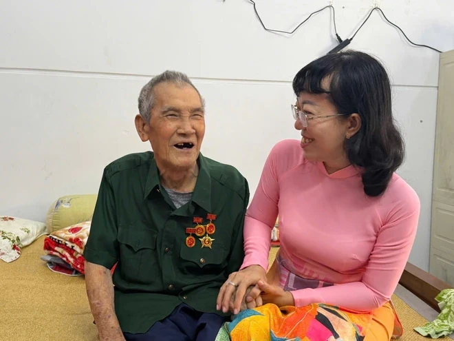 TPHCM: 31 đảng viên xã Bình Hưng nhận Huy hiệu Đảng TPHCM: 31 đảng viên xã Bình Hưng nhận Huy hiệu Đảng