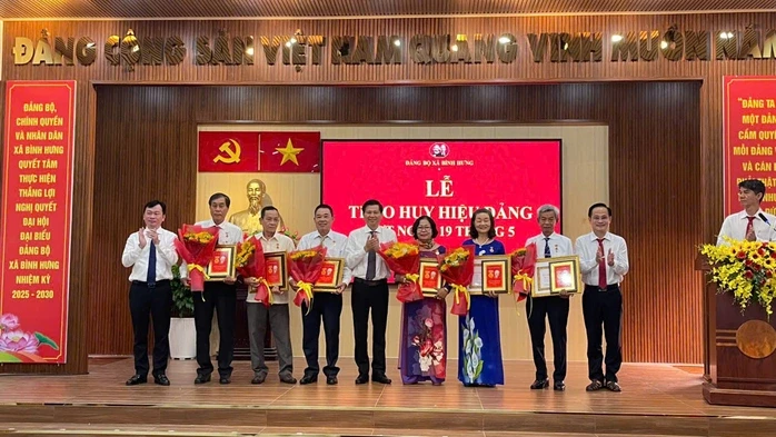 TPHCM: 31 đảng viên xã Bình Hưng nhận Huy hiệu Đảng TPHCM: 31 đảng viên xã Bình Hưng nhận Huy hiệu Đảng
