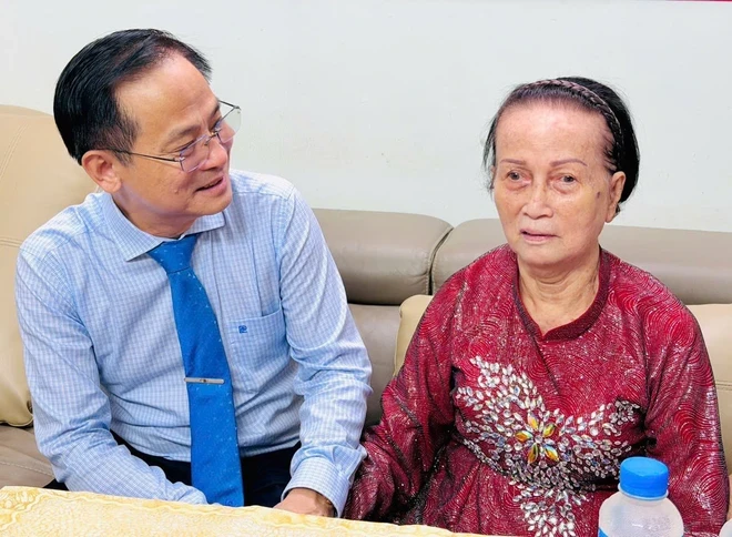 TPHCM: 31 đảng viên xã Bình Hưng nhận Huy hiệu Đảng TPHCM: 31 đảng viên xã Bình Hưng nhận Huy hiệu Đảng