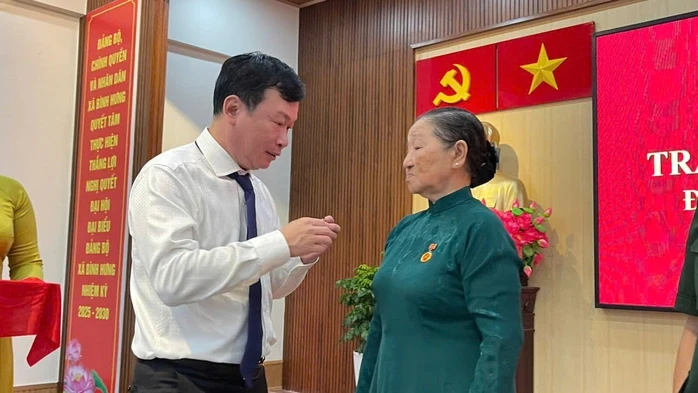 TPHCM: 31 đảng viên xã Bình Hưng nhận Huy hiệu Đảng TPHCM: 31 đảng viên xã Bình Hưng nhận Huy hiệu Đảng