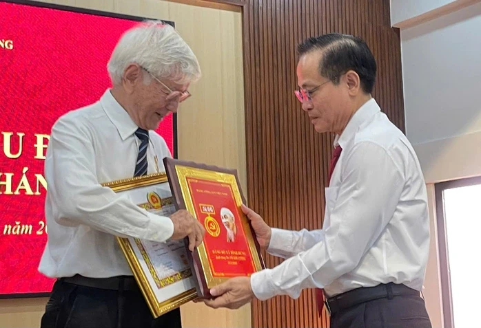 TPHCM: 31 đảng viên xã Bình Hưng nhận Huy hiệu Đảng TPHCM: 31 đảng viên xã Bình Hưng nhận Huy hiệu Đảng