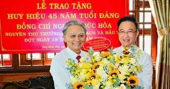 TPHCM: Gần 3.800 đảng viên nhận Huy hiệu Đảng đợt ngày 19-5-2026