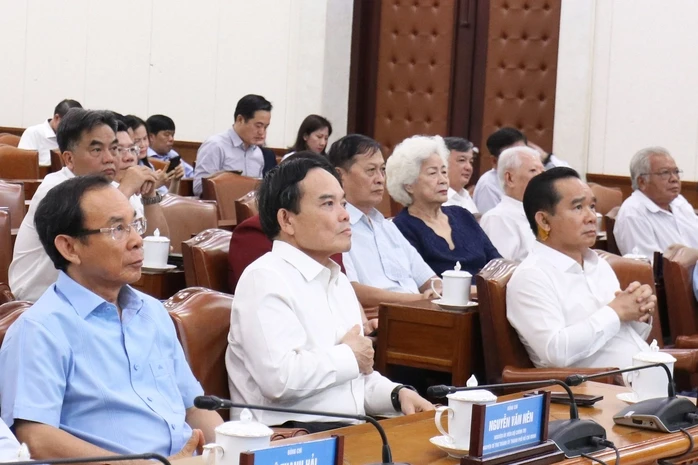 TPHCM họp mặt nguyên lãnh đạo qua các thời kỳ TPHCM họp mặt nguyên lãnh đạo qua các thời kỳ