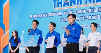 TPHCM khởi động Tháng Thanh niên, TinVina đồng hành trao cờ Tổ quốc