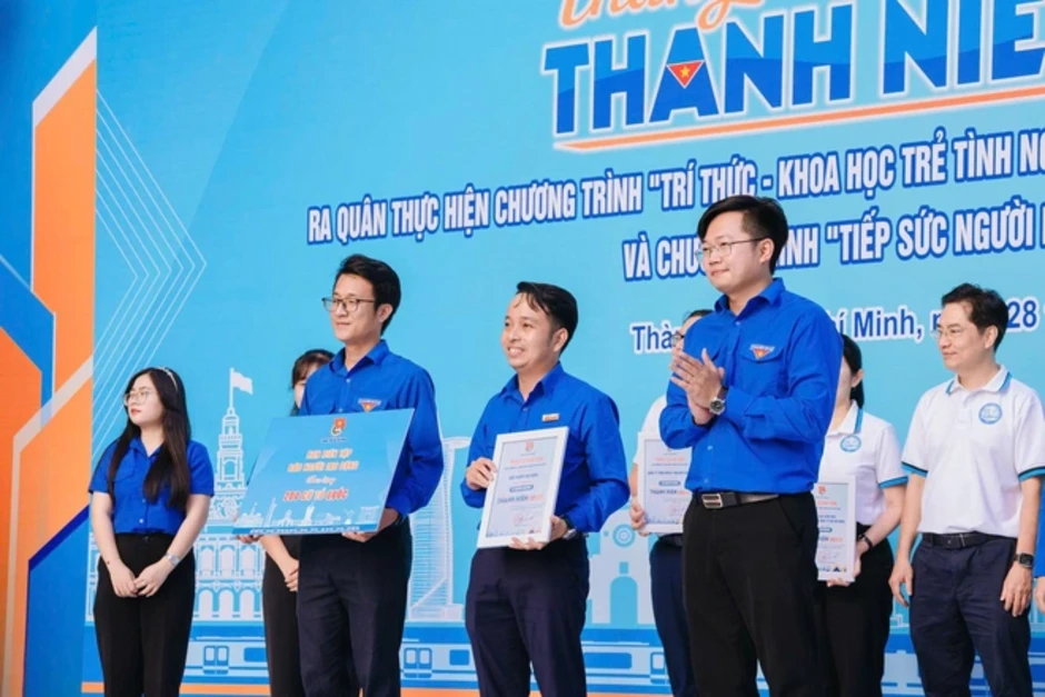 TPHCM khởi động Tháng Thanh niên, TinVina đồng hành trao cờ Tổ quốc TPHCM khởi động Tháng Thanh niên, TinVina đồng hành trao cờ Tổ quốc