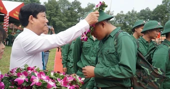 TPHCM: Lễ giao, nhận quân trang trọng tại Ban Chỉ huy phòng thủ khu vực 2 - Phú Lợi