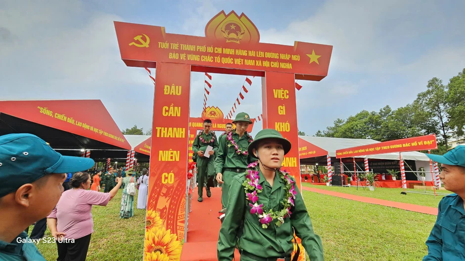 TPHCM: Lễ giao, nhận quân trang trọng tại Ban Chỉ huy phòng thủ khu vực 2 - Phú Lợi