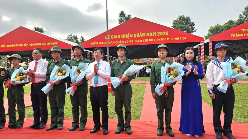 TPHCM: Lễ giao, nhận quân trang trọng tại Ban Chỉ huy phòng thủ khu vực 2 - Phú Lợi