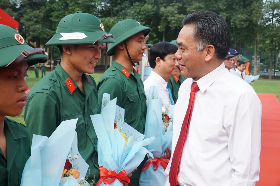 TPHCM: Lễ giao, nhận quân trang trọng tại Ban Chỉ huy phòng thủ khu vực 2 - Phú Lợi