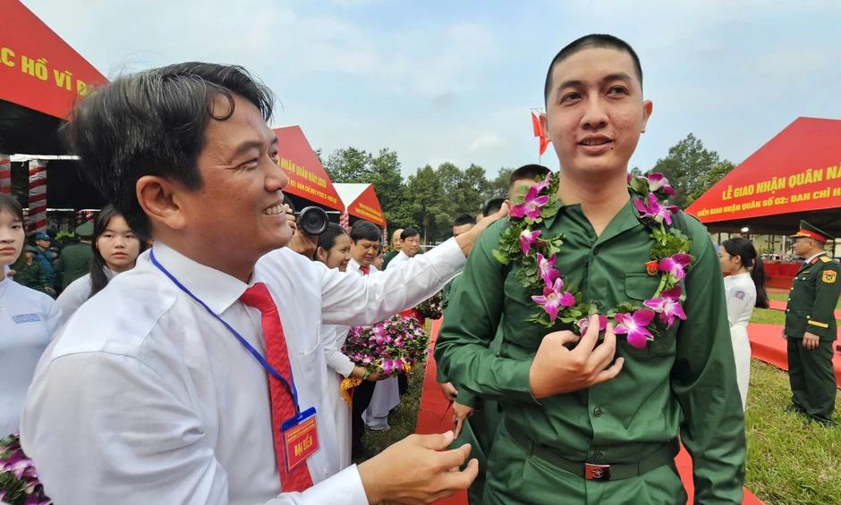 TPHCM: Lễ giao, nhận quân trang trọng tại Ban Chỉ huy phòng thủ khu vực 2 - Phú Lợi