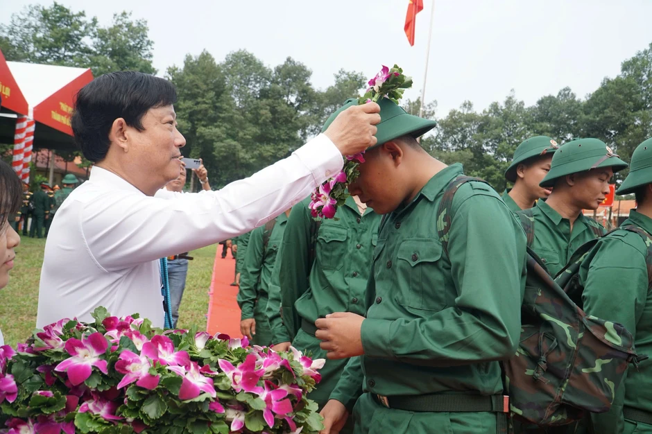 TPHCM: Lễ giao, nhận quân trang trọng tại Ban Chỉ huy phòng thủ khu vực 2 - Phú Lợi