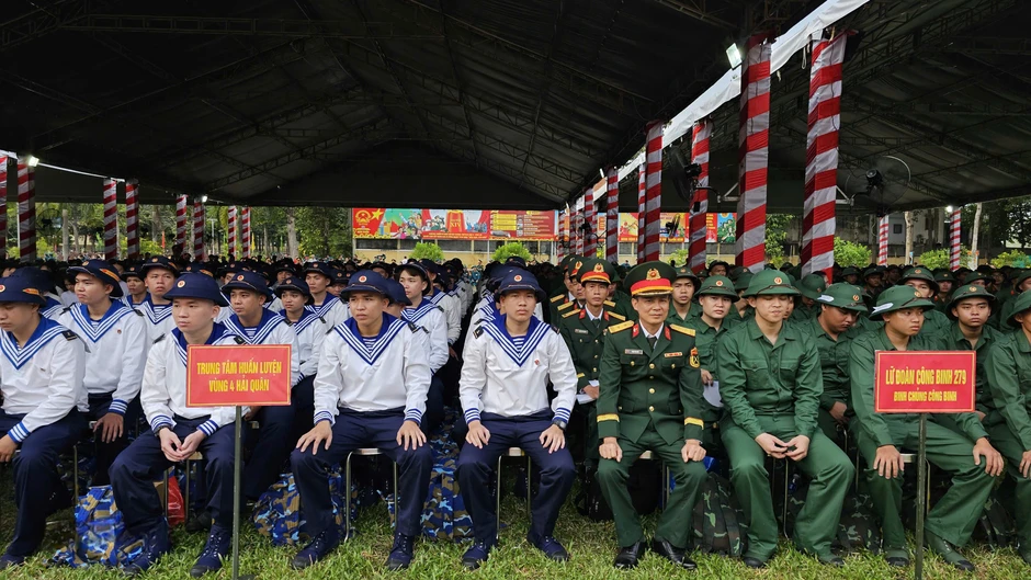 TPHCM: Lễ giao, nhận quân trang trọng tại Ban Chỉ huy phòng thủ khu vực 2 - Phú Lợi