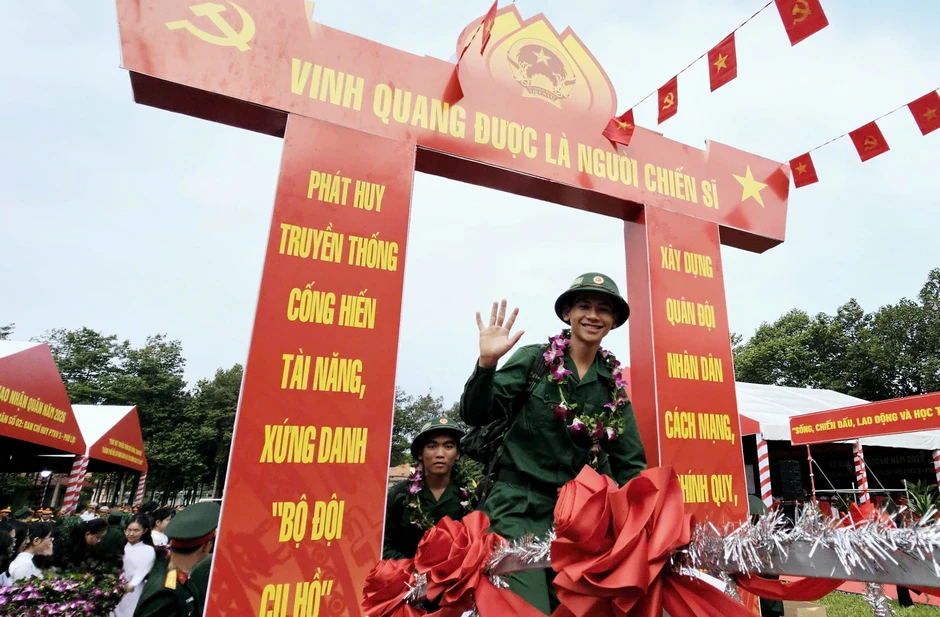 TPHCM: Lễ giao, nhận quân trang trọng tại Ban Chỉ huy phòng thủ khu vực 2 - Phú Lợi