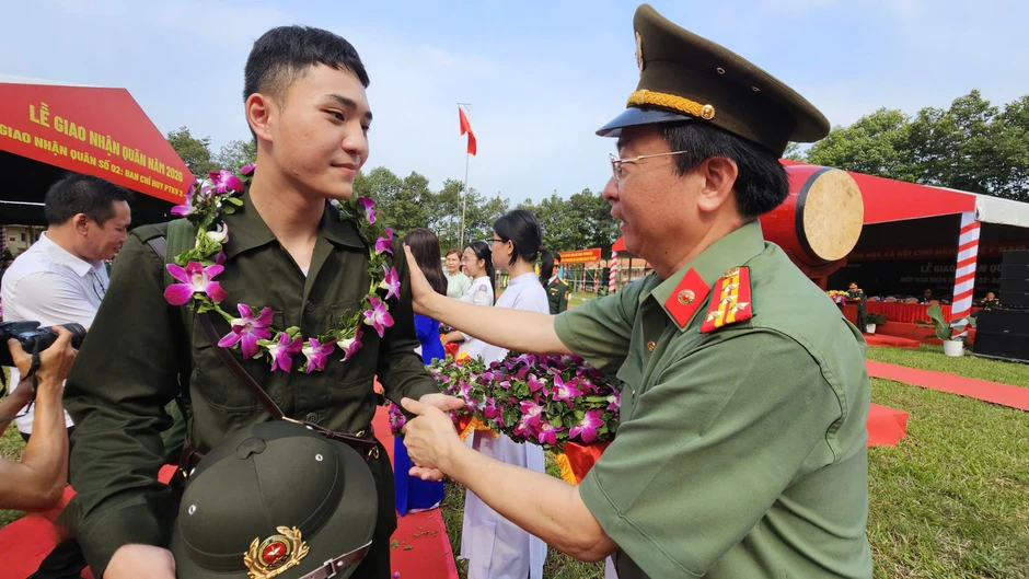 TPHCM: Lễ giao, nhận quân trang trọng tại Ban Chỉ huy phòng thủ khu vực 2 - Phú Lợi