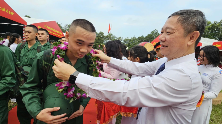 TPHCM: Lễ giao, nhận quân trang trọng tại Ban Chỉ huy phòng thủ khu vực 2 - Phú Lợi