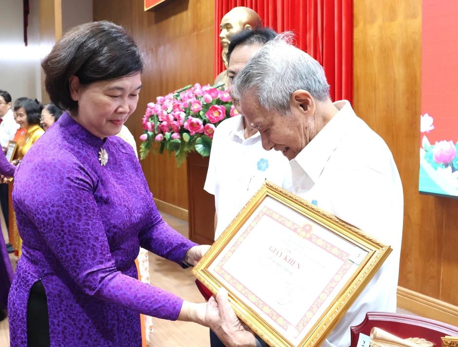 TPHCM: Phường Bến Thành ra mắt Sổ tay điện tử Không gian văn hóa Hồ Chí Minh TPHCM: Phường Bến Thành ra mắt Sổ tay điện tử Không gian văn hóa Hồ Chí Minh