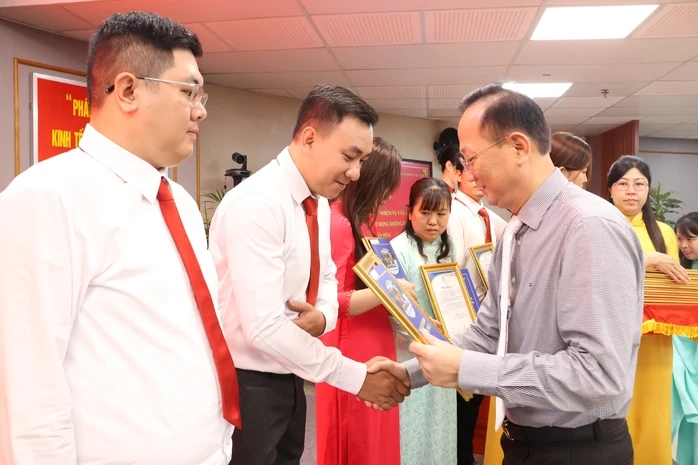 TPHCM: Phường Xuân Hòa kiện toàn nhân sự, tri ân lực lượng người hoạt động không chuyên trách TPHCM: Phường Xuân Hòa kiện toàn nhân sự, tri ân lực lượng người hoạt động không chuyên trách