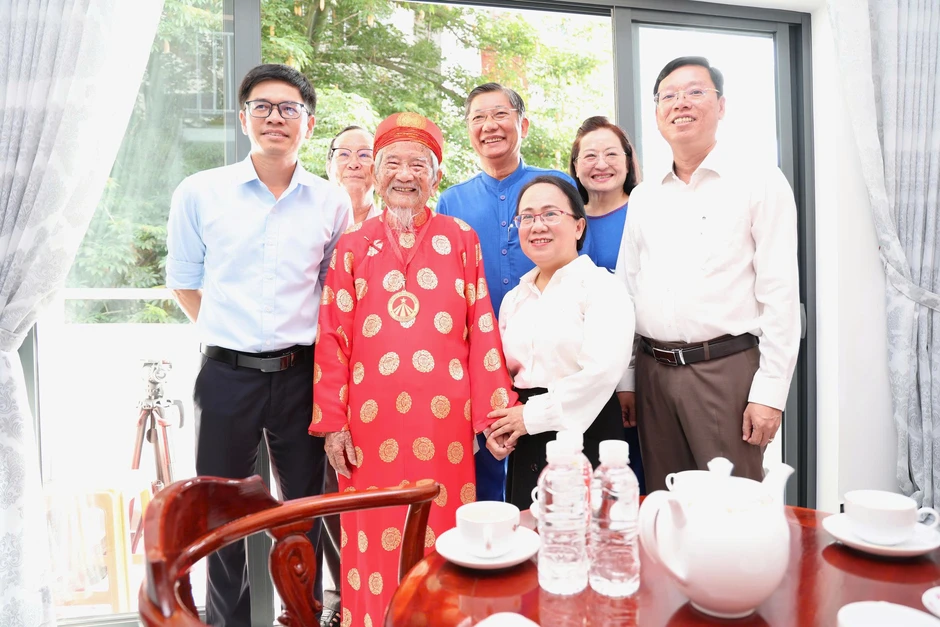TPHCM tặng căn hộ cho nhà nghiên cứu Nguyễn Đình Tư TPHCM tặng căn hộ cho nhà nghiên cứu Nguyễn Đình Tư