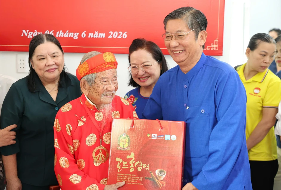 TPHCM tặng căn hộ cho nhà nghiên cứu Nguyễn Đình Tư TPHCM tặng căn hộ cho nhà nghiên cứu Nguyễn Đình Tư