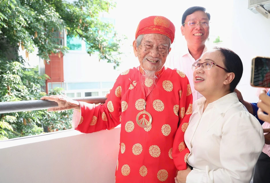 TPHCM tặng căn hộ cho nhà nghiên cứu Nguyễn Đình Tư TPHCM tặng căn hộ cho nhà nghiên cứu Nguyễn Đình Tư