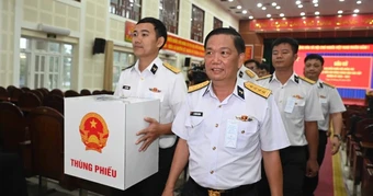 TPHCM: Tiễn các tàu lên đường thực hiện bầu cử sớm trên biển