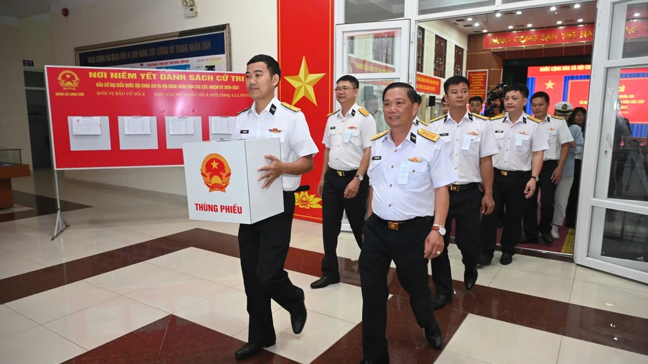 TPHCM: Tiễn các tàu lên đường thực hiện bầu cử sớm trên biển TPHCM: Tiễn các tàu lên đường thực hiện bầu cử sớm trên biển