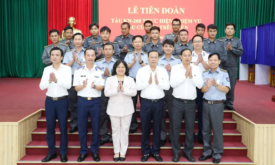 TPHCM: Tiễn các tàu lên đường thực hiện bầu cử sớm trên biển TPHCM: Tiễn các tàu lên đường thực hiện bầu cử sớm trên biển