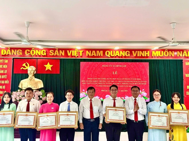 TPHCM: Tôn vinh đảng viên tiêu biểu, lan tỏa học tập và làm theo Bác TPHCM: Tôn vinh đảng viên tiêu biểu, lan tỏa học tập và làm theo Bác