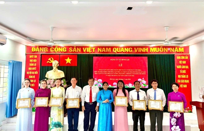 TPHCM: Tôn vinh đảng viên tiêu biểu, lan tỏa học tập và làm theo Bác TPHCM: Tôn vinh đảng viên tiêu biểu, lan tỏa học tập và làm theo Bác