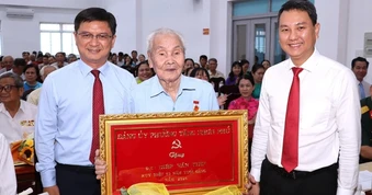 TPHCM: Trao Huy hiệu Đảng cho 61 đảng viên phường Tăng Nhơn Phú