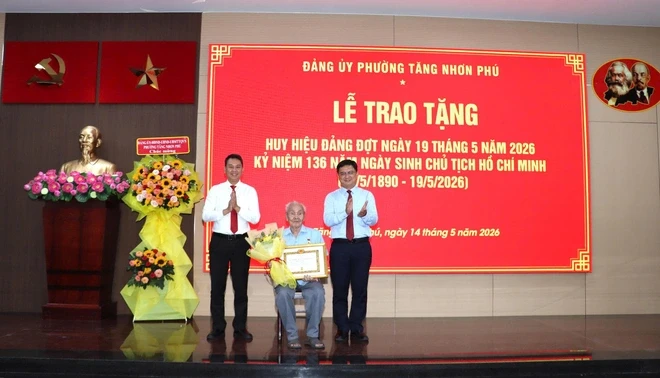 TPHCM: Trao Huy hiệu Đảng cho 61 đảng viên phường Tăng Nhơn Phú TPHCM: Trao Huy hiệu Đảng cho 61 đảng viên phường Tăng Nhơn Phú
