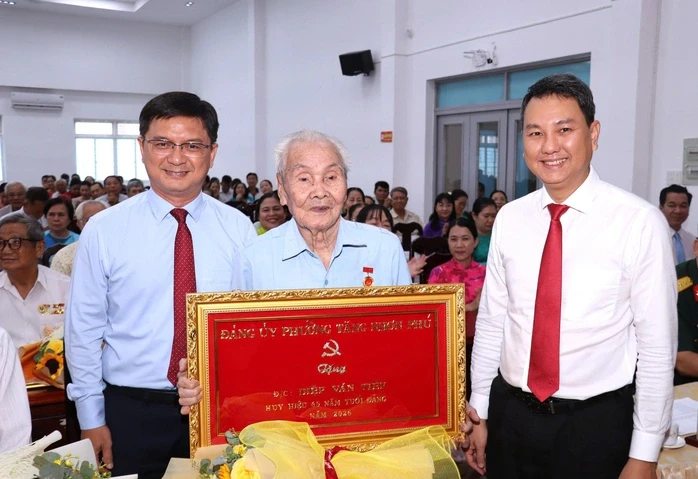 TPHCM: Trao Huy hiệu Đảng cho 61 đảng viên phường Tăng Nhơn Phú TPHCM: Trao Huy hiệu Đảng cho 61 đảng viên phường Tăng Nhơn Phú