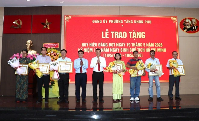 TPHCM: Trao Huy hiệu Đảng cho 61 đảng viên phường Tăng Nhơn Phú TPHCM: Trao Huy hiệu Đảng cho 61 đảng viên phường Tăng Nhơn Phú