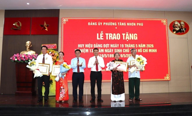 TPHCM: Trao Huy hiệu Đảng cho 61 đảng viên phường Tăng Nhơn Phú TPHCM: Trao Huy hiệu Đảng cho 61 đảng viên phường Tăng Nhơn Phú