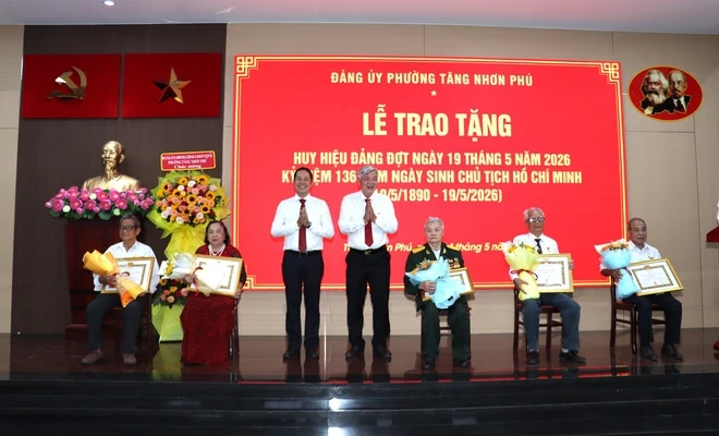 TPHCM: Trao Huy hiệu Đảng cho 61 đảng viên phường Tăng Nhơn Phú TPHCM: Trao Huy hiệu Đảng cho 61 đảng viên phường Tăng Nhơn Phú