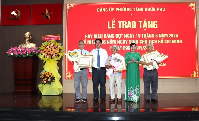 TPHCM: Trao Huy hiệu Đảng cho 61 đảng viên phường Tăng Nhơn Phú TPHCM: Trao Huy hiệu Đảng cho 61 đảng viên phường Tăng Nhơn Phú