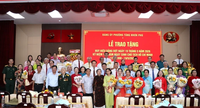 TPHCM: Trao Huy hiệu Đảng cho 61 đảng viên phường Tăng Nhơn Phú TPHCM: Trao Huy hiệu Đảng cho 61 đảng viên phường Tăng Nhơn Phú