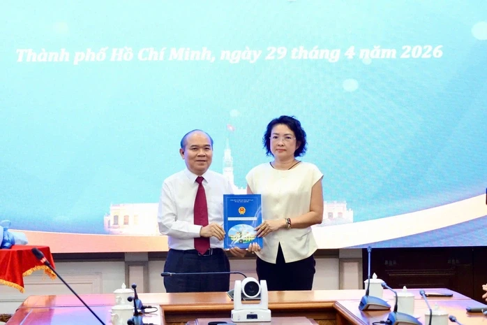 TPHCM: trao quyết định thôi việc theo nguyện vọng cho 2 Phó Giám đốc Sở TPHCM: trao quyết định thôi việc theo nguyện vọng cho 2 Phó Giám đốc Sở