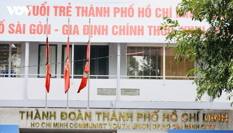 TP.HCM treo cờ rủ Quốc tang tưởng niệm Chủ tịch Quốc hội Lào TP.HCM treo cờ rủ Quốc tang tưởng niệm Chủ tịch Quốc hội Lào