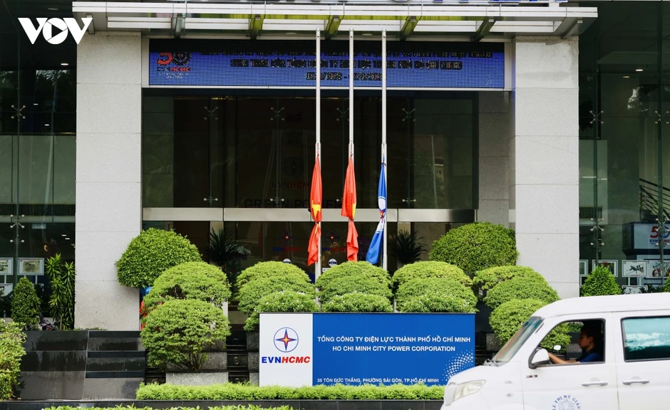 TP.HCM treo cờ rủ Quốc tang tưởng niệm Chủ tịch Quốc hội Lào TP.HCM treo cờ rủ Quốc tang tưởng niệm Chủ tịch Quốc hội Lào