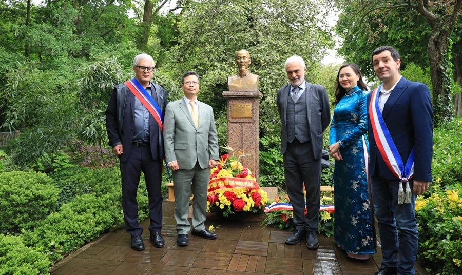 Trang trọng Lễ kỷ niệm 136 năm ngày sinh Chủ tịch Hồ Chí Minh ở Montreuil - Pháp Trang trọng Lễ kỷ niệm 136 năm ngày sinh Chủ tịch Hồ Chí Minh ở Montreuil - Pháp