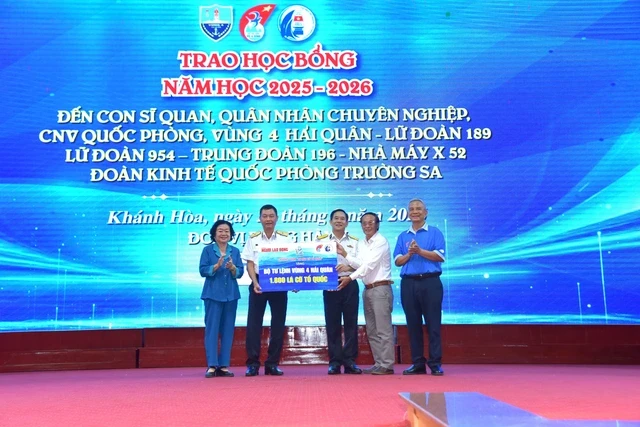 Trao 145 suất học bổng Vừ A Dính và 2.000 lá cờ đến Vùng 4 Hải quân Trao 145 suất học bổng Vừ A Dính và 2.000 lá cờ đến Vùng 4 Hải quân