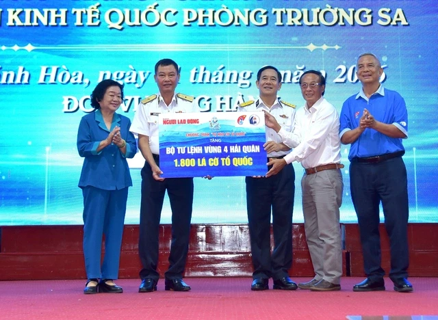 Trao 145 suất học bổng Vừ A Dính và 2.000 lá cờ đến Vùng 4 Hải quân Trao 145 suất học bổng Vừ A Dính và 2.000 lá cờ đến Vùng 4 Hải quân