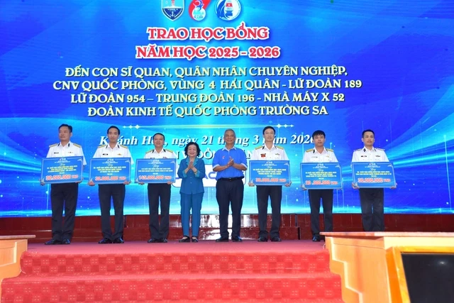 Trao 145 suất học bổng Vừ A Dính và 2.000 lá cờ đến Vùng 4 Hải quân Trao 145 suất học bổng Vừ A Dính và 2.000 lá cờ đến Vùng 4 Hải quân