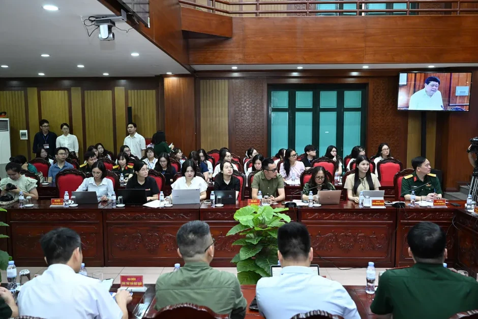Trao 31 giải cuộc thi viết "Bảo vệ nền tảng tư tưởng của Đảng trong tình hình mới" Trao 31 giải cuộc thi viết "Bảo vệ nền tảng tư tưởng của Đảng trong tình hình mới"