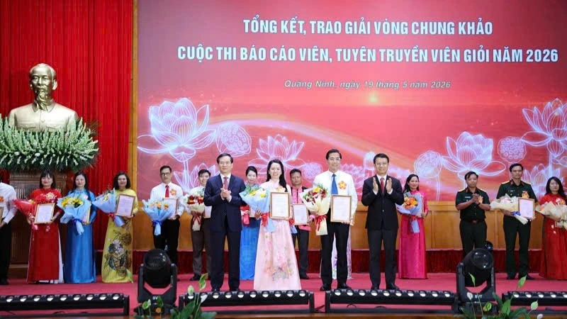 Trao giải Cuộc thi Báo cáo viên, tuyên truyền viên giỏi và tôn vinh gương điển hình tiên tiến học và làm theo Bác Trao giải Cuộc thi Báo cáo viên, tuyên truyền viên giỏi và tôn vinh gương điển hình tiên tiến học và làm theo Bác