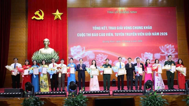 Trao giải Cuộc thi Báo cáo viên, tuyên truyền viên giỏi và tôn vinh gương điển hình tiên tiến học và làm theo Bác Trao giải Cuộc thi Báo cáo viên, tuyên truyền viên giỏi và tôn vinh gương điển hình tiên tiến học và làm theo Bác