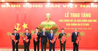 Trao huân chương cao quý tặng các đồng chí lãnh đạo Đảng, Nhà nước, cán bộ cấp cao