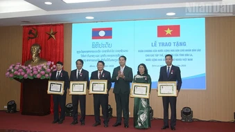 Trao Huân chương của Nhà nước Lào cho các tập thể, cá nhân tỉnh Sơn La